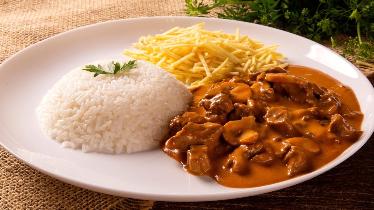 Estrogonofe de carne na panela de pressão